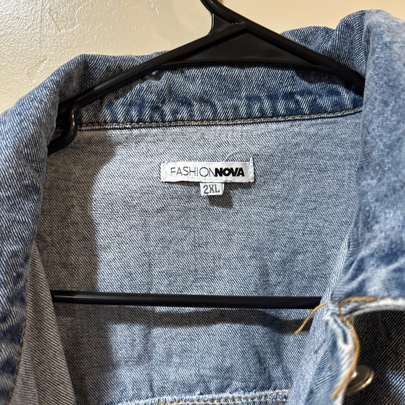 Curve Jean Jacket with Star Details on the back - Picture 2 of 9